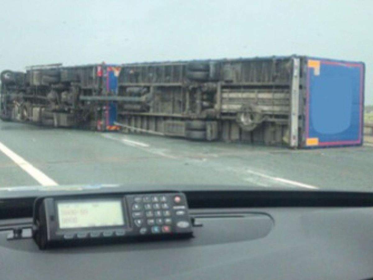 Через потужний вітер на дорогах багато аварій. Фото: news.sky.com
