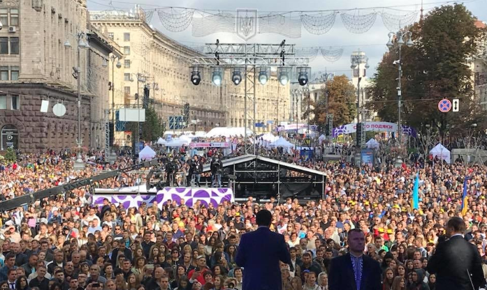 В День благодарения на Крещатике собрались тысячи людей. Фото: Фейсбук/Виктор Уколов