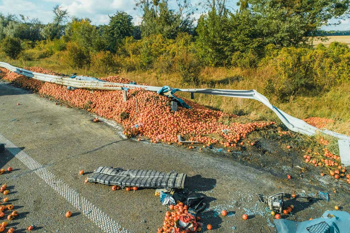 Молоковоз влетел в перевернувшуюся фуру с яблоками. Фото: Информатор