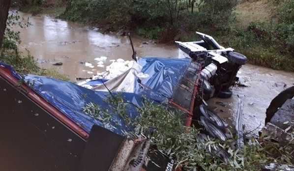 На Закарпатті фура зірвалася з мосту. Водій загинув. Фото: Нацполиция
