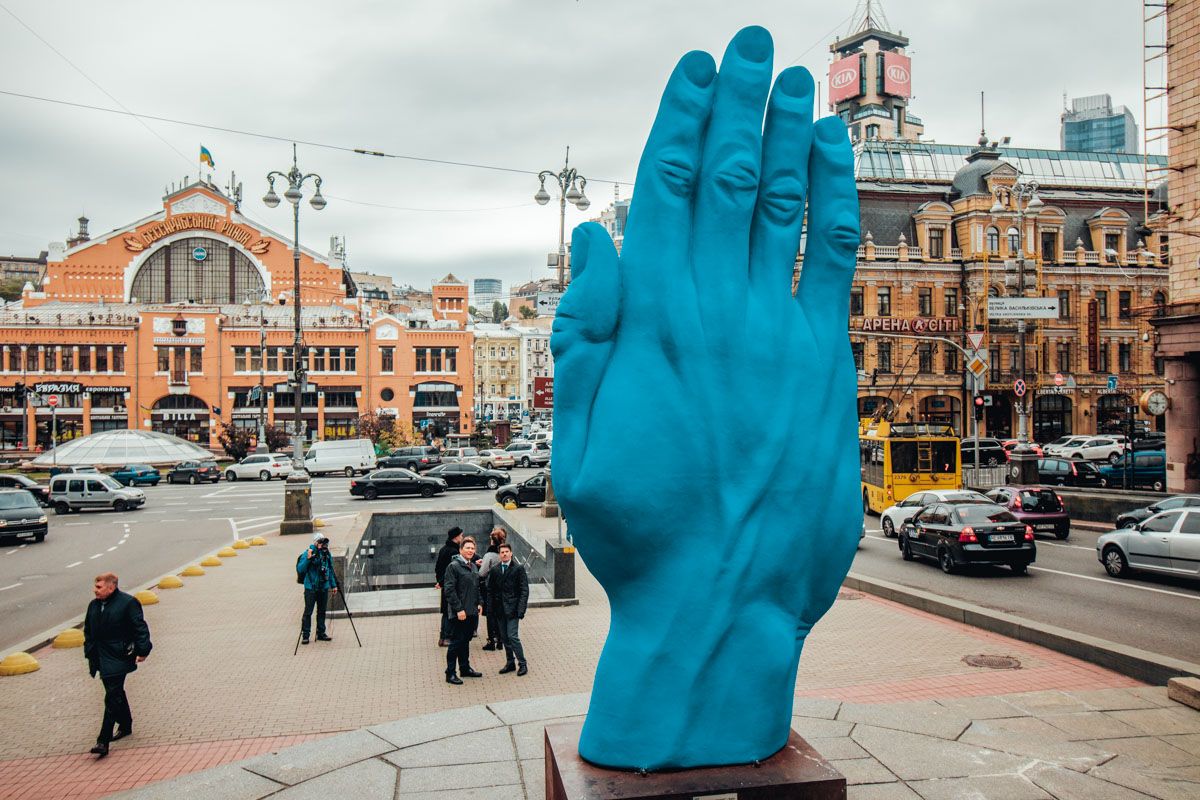 В Киеве установили огромную синюю руку. Фото: Информатор