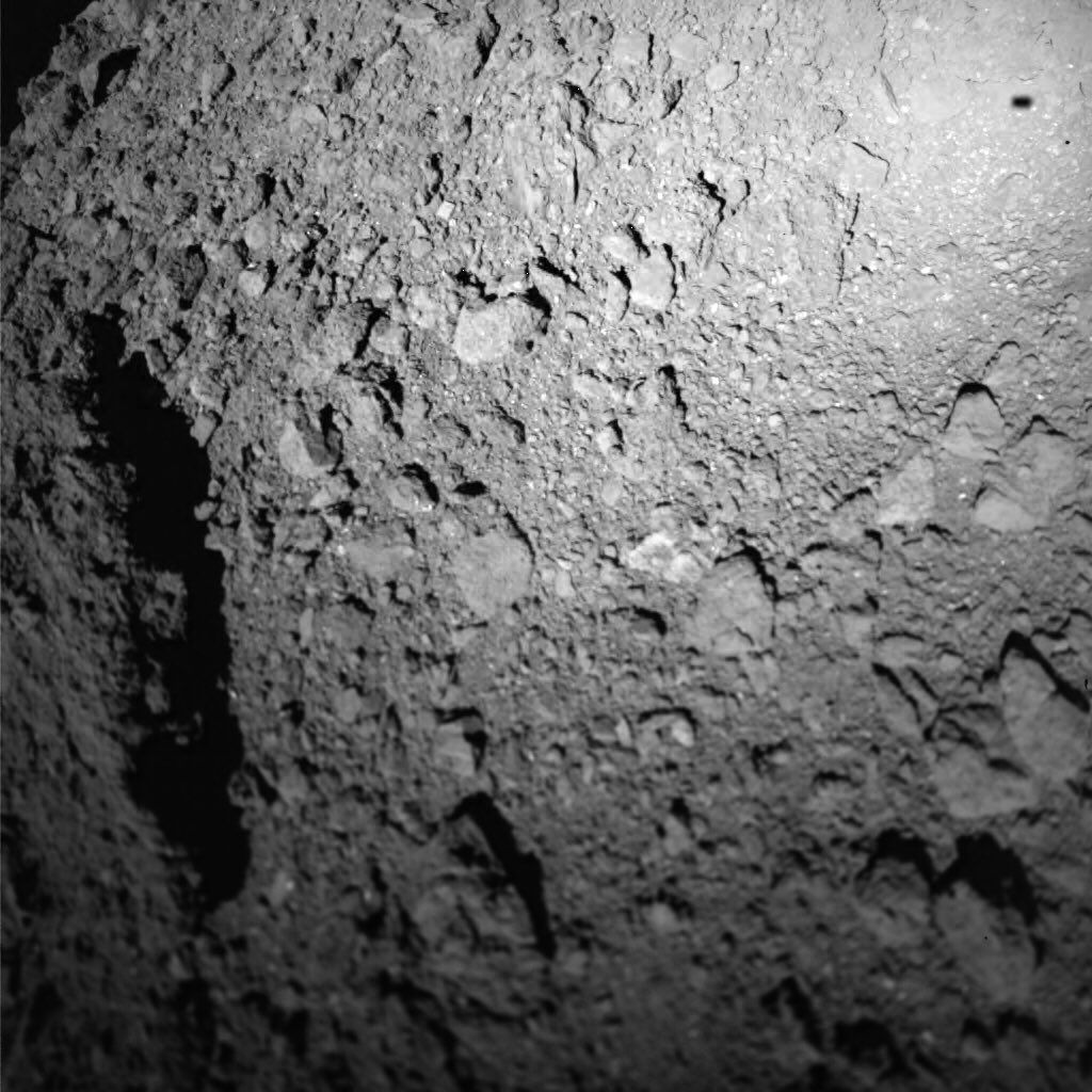 Снимок Рюгу, сделанный зондом MASCOT во время спуска / &copy; Hayabusa2/JAXA