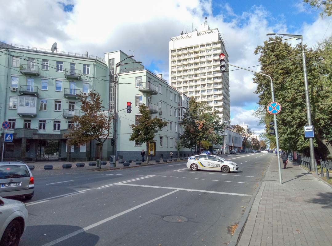 Правоохоронці перекрили проїжджу частину вулиці від Будинку офіцерів до вулиці Шовковичної. Фото: informator