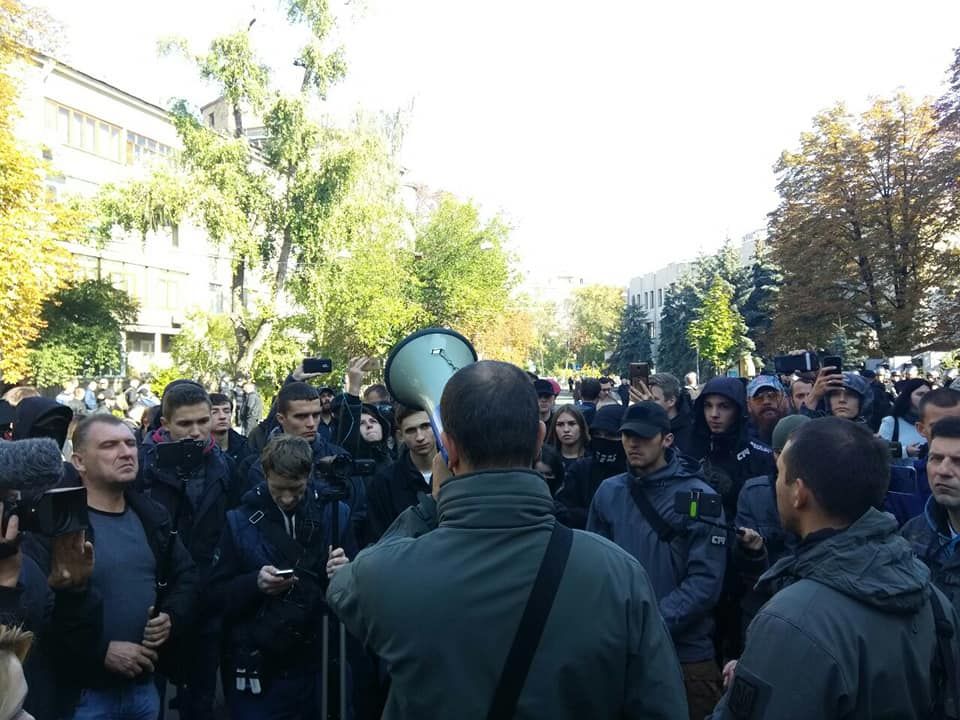 Под МВД прошла произошла потасовка в ходе акции протеста. Фото: facebоok.com/c14.nеws.reserve