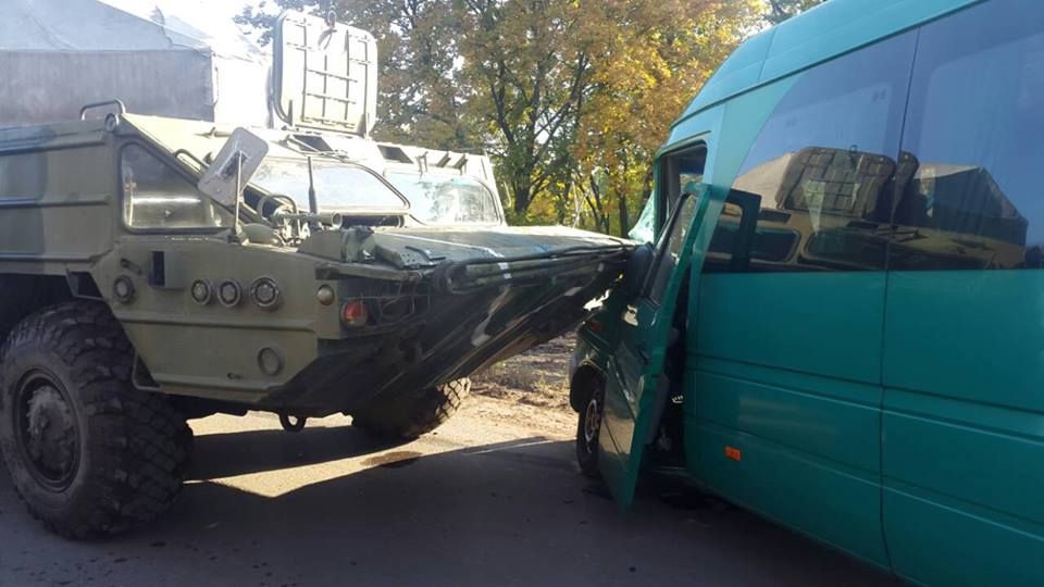 Водитель и 2 пассажира микроавтобуса были госпитализированы. Фото: полиция