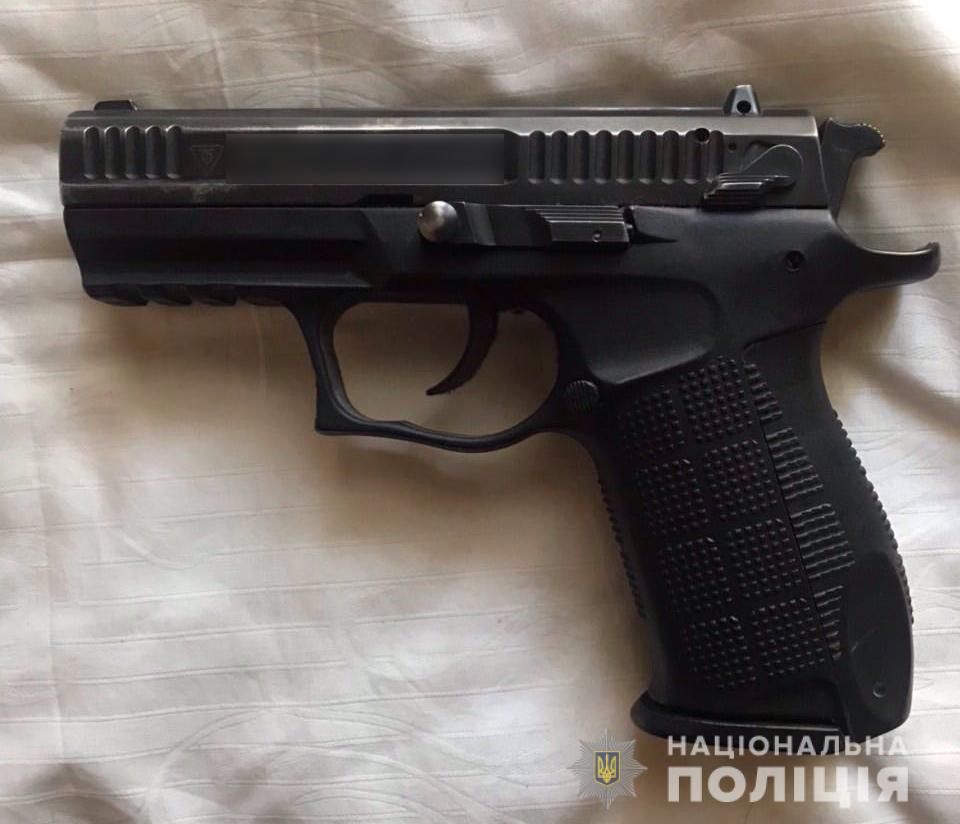 У затриманих знайшли гроші і зброю. Фото: cv.npu.gov.ua