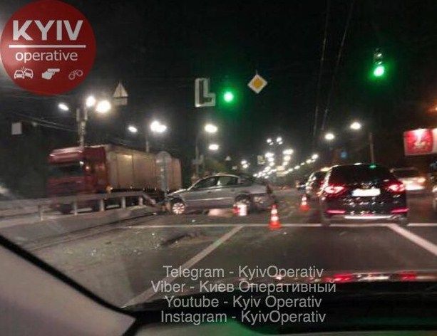В Киеве внедорожник протаранил авто, остановившееся на красный свет светофора