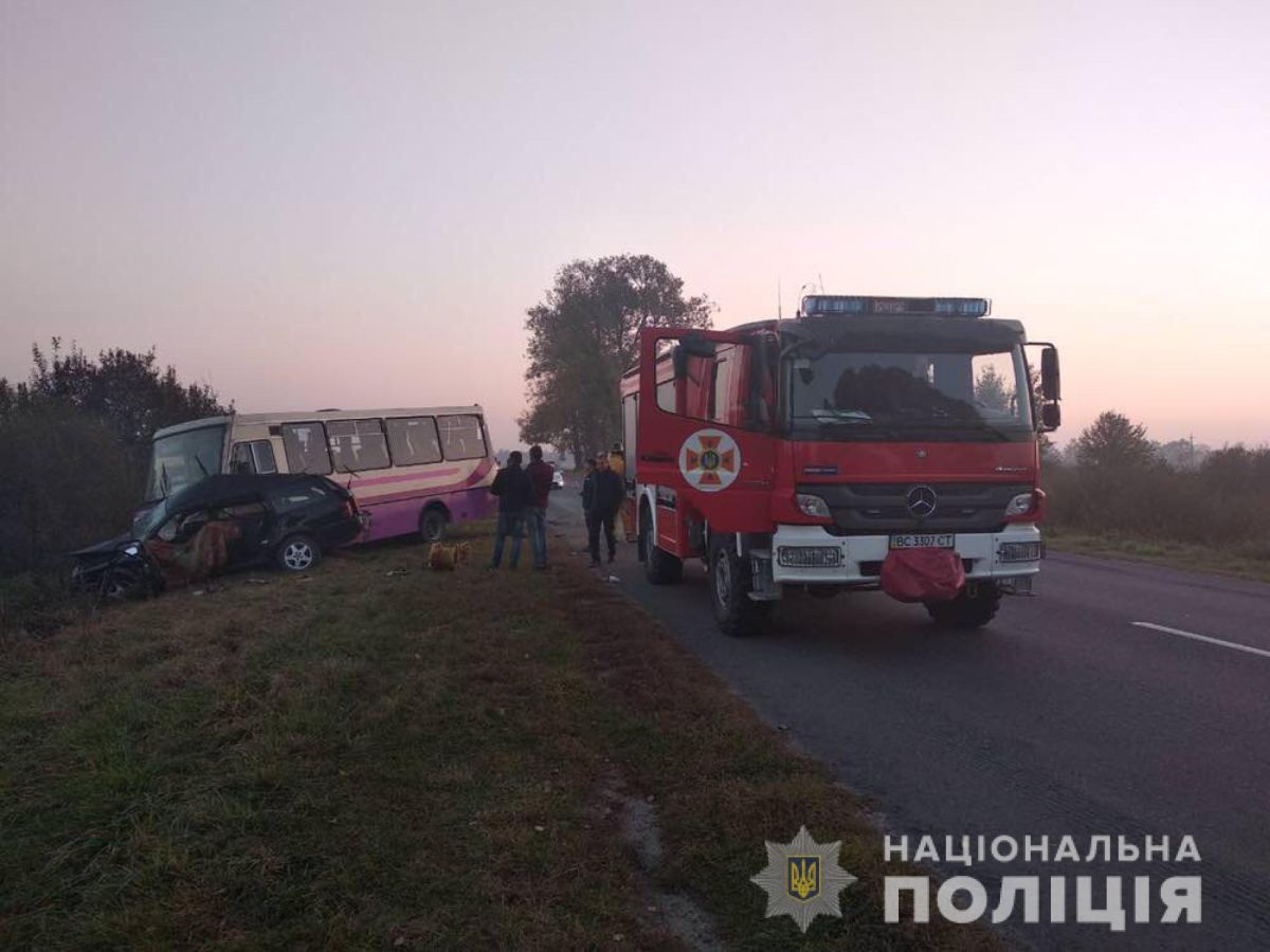 У ДТП зіткнулася легковик і автобус. Фото: lv.npu.gov.ua