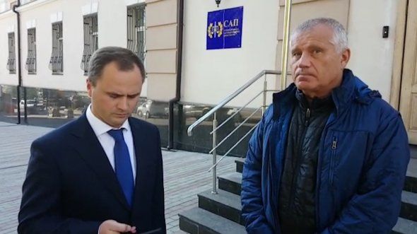 Павло Скаленко (праворуч) з адвокатом Олександром Усовичем у САП
