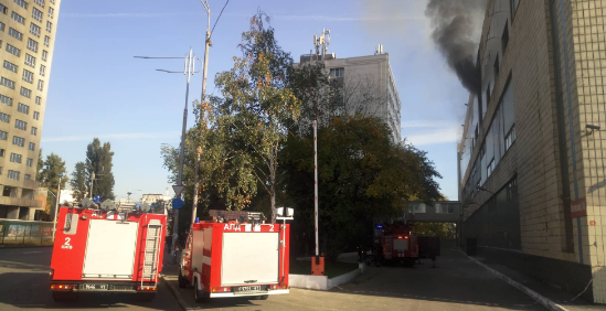 У Києві горить будівля заводу. Фото: Інформатор