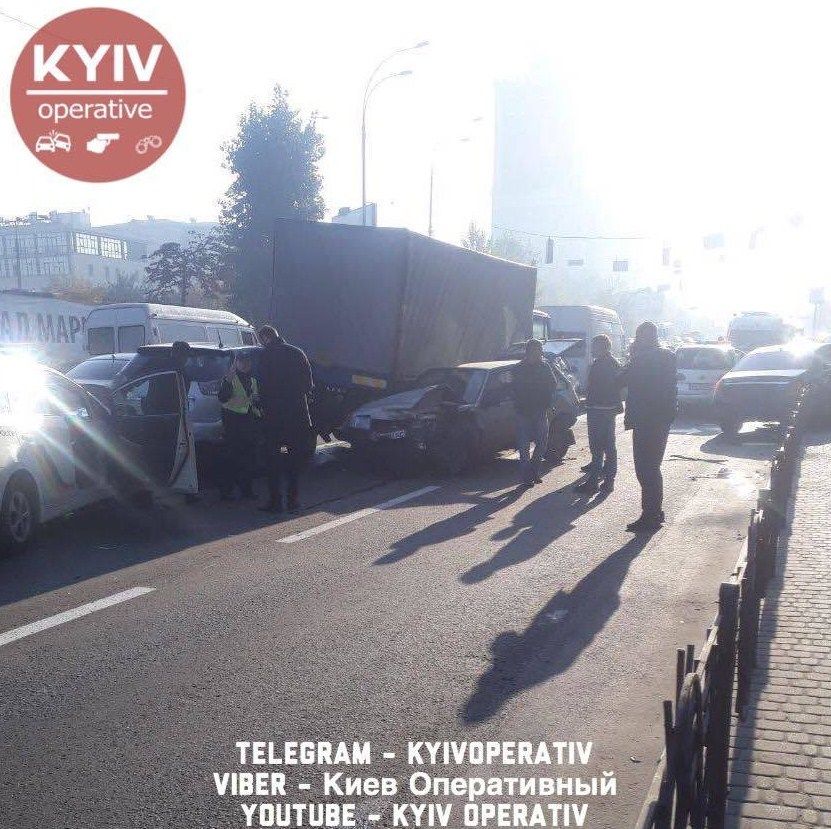 На вулиці Ярославській в Києві сталося масштабне ДТП