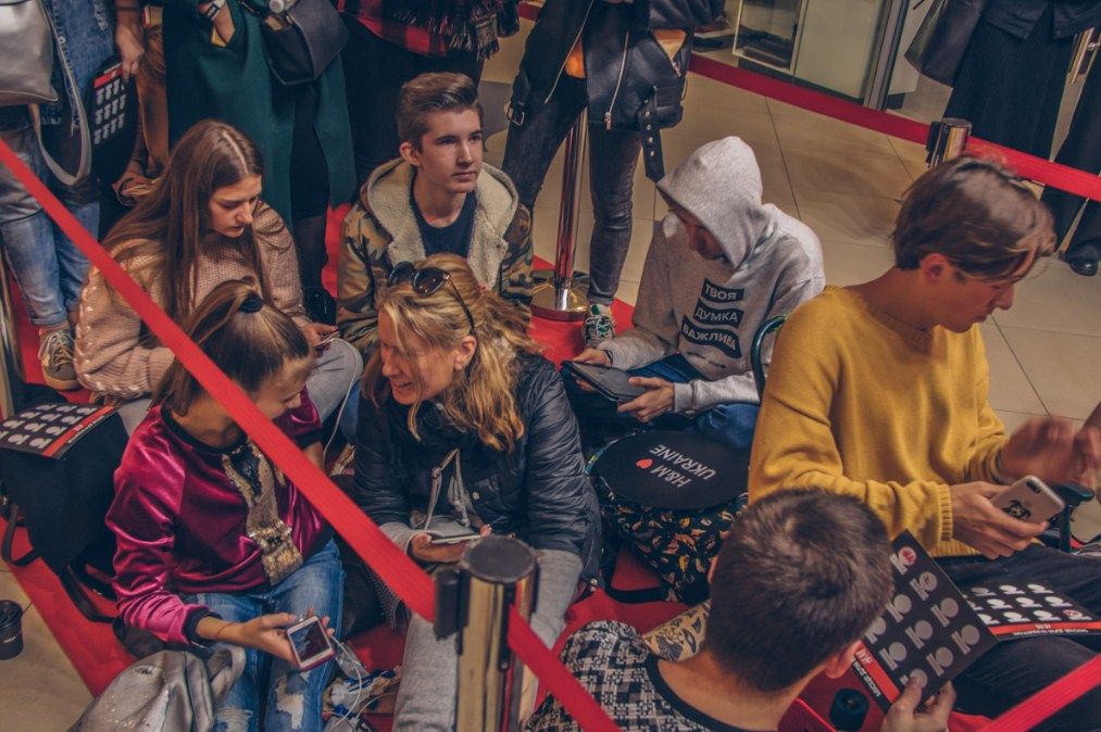В очікуванні відкриття H&M в торговому центрі перші покупці провели кілька годин. Фото: Інформатор