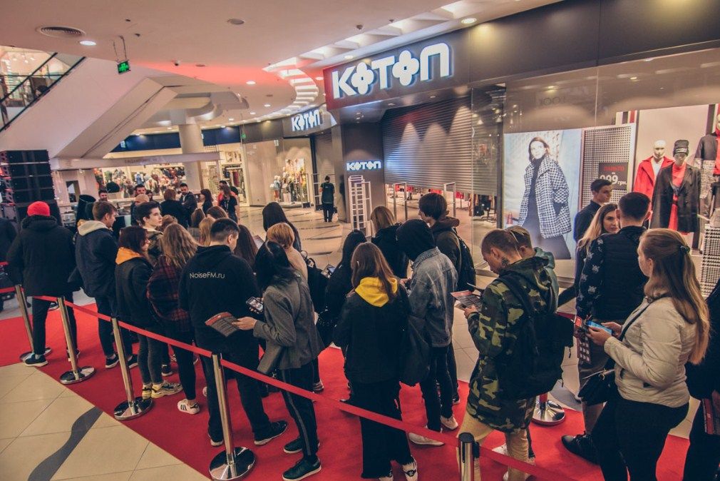 Перед відкриттям другого H&M в Україні утворилася велика черга