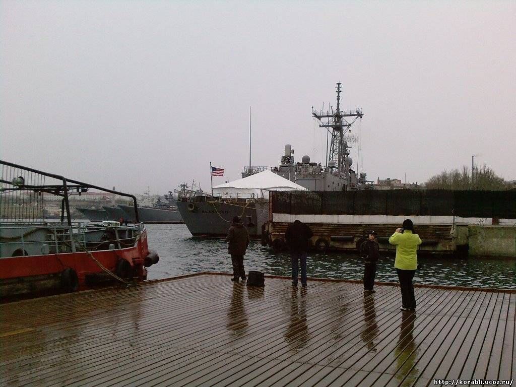 Фрегат USS Klakring (FFG-42) під час візиту до Севастополя. Фото: Український мілітарний портал