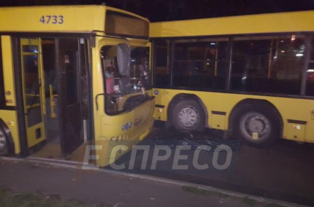 Пенсионерку защемило насмерть между автобусами