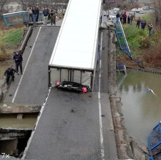 Мост обвалился во время проезда по нему грузового автомобиля. Фото: vladnews.ru

