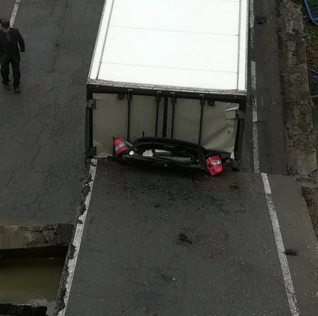 Между фурой и плитами моста оказался зажат легковой автомобиль. Фото: vladnews.ru