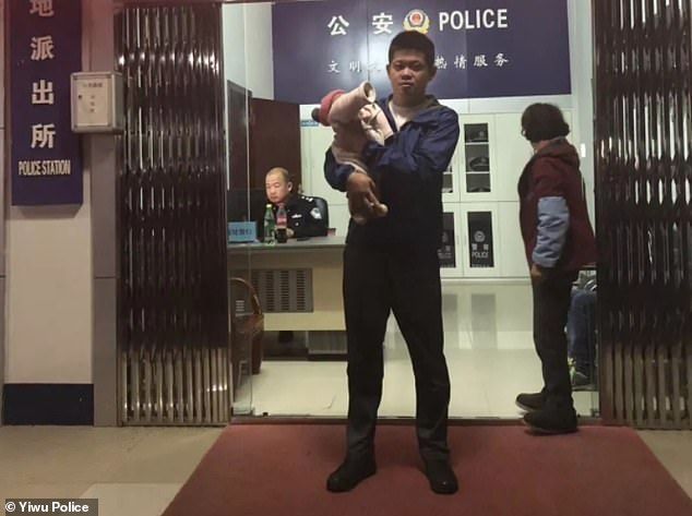 Мужчина сознался, что продал свою дочь бездетной паре. Фото: Yiwu Police

