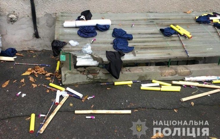 В правительственном квартале Киева у мужчин обнаружили дубинки, газовые баллончики и оружие