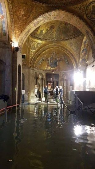 Мозаичный пол и бронзовые двери собора существенно повреждены. Фото: corrieredelveneto