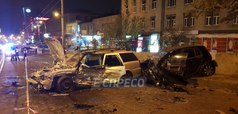 Ночью в Киеве произошло тройное ДТП, заблокировав движение транспорта