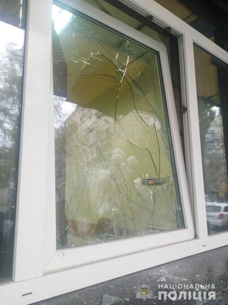 Мужчина разбил окна ГПУ. Фото: Нацполиция