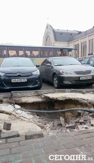 Яме уже около недели и дорожники до нее не добрались. Фото: Сегодня