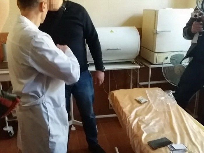 Врача поймали на 