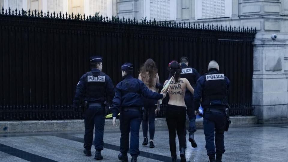 В Facebook Femen под сообщением об акции стоят хэштеги с фамилиями Владимира Путина, Реджепа Тайипа Эрдогана, Дональда Трампа и Биньямина Нетаньяху. Фото: facebook femenmovement