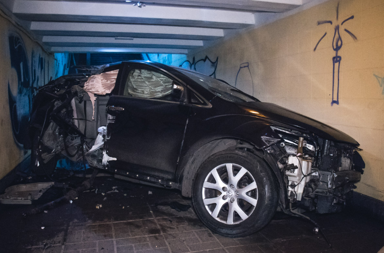 У Києві Mazda влетіла в підземний перехід. Фото: Інформатор