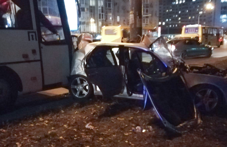 У Києві автобус влетів в Lexus. Фото: Інформатор
