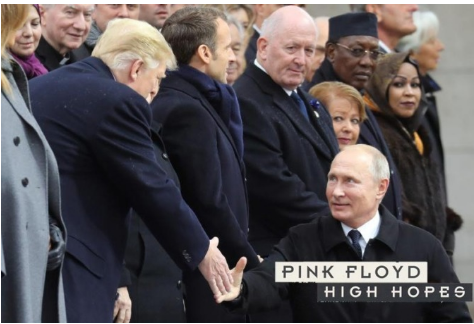 Российский президент выглядит сильно ниже оппонента из-за того, что прибывшие раньше политики стоят на возвышенности. Фото: соцсети