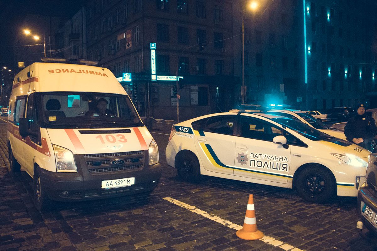 Поліцейському знадобилася медична допомога. Фото: informator.ua