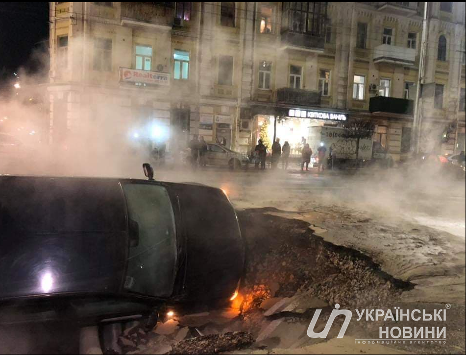 Частина асфальту обрушилася з-за чого частина автомобіля провалилася під землю