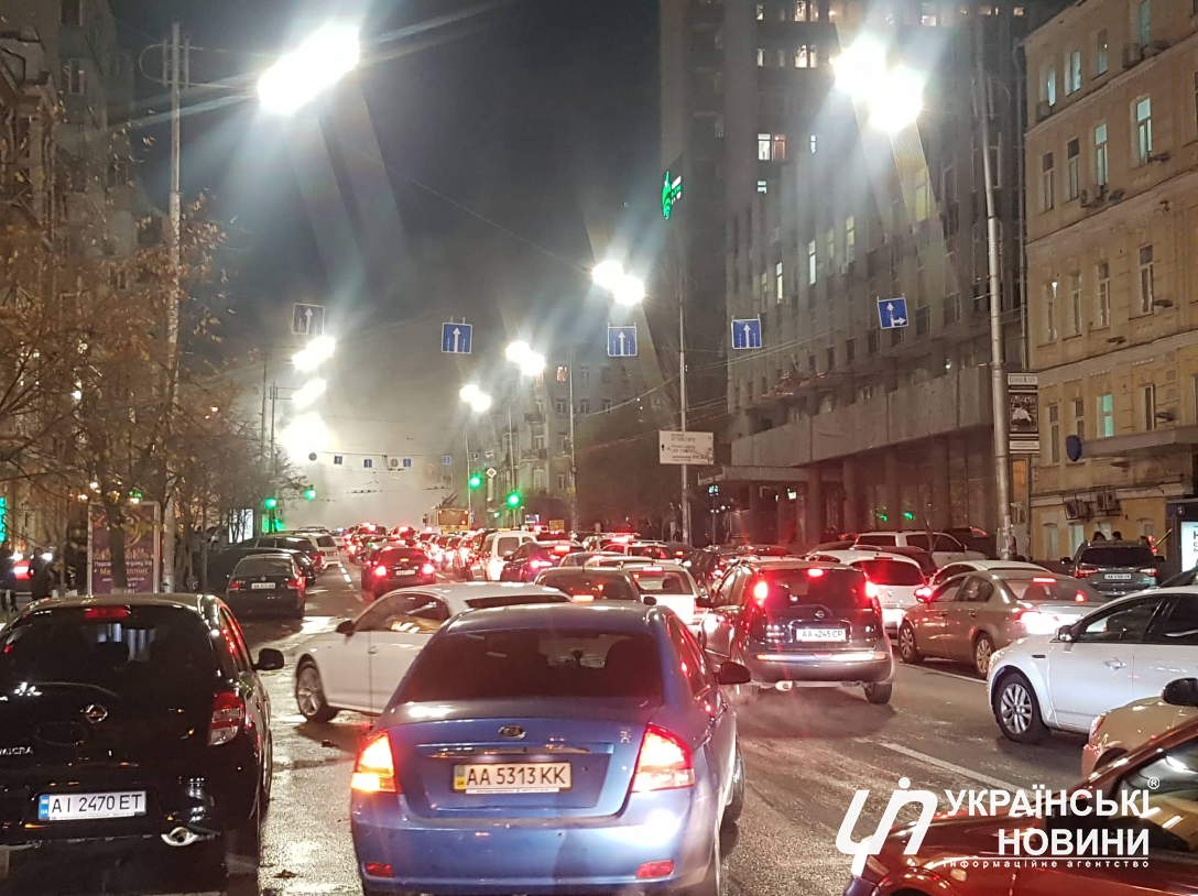 Из-за прорыва чуть не ушел под землю припаркованный рядом автомобиль