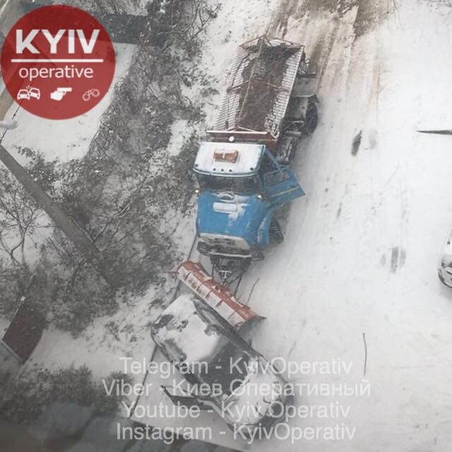 Снегоуборочная машина протаранила авто. Фото: 