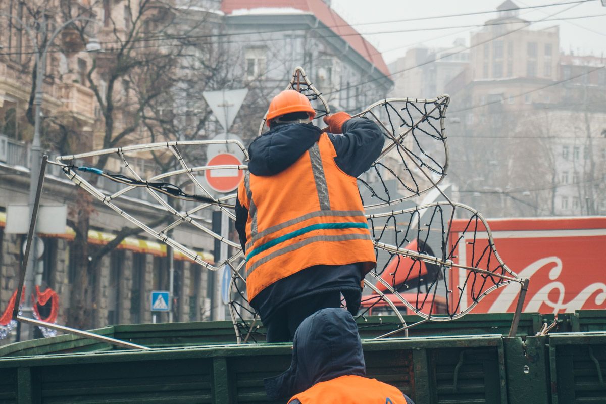 На место летней иллюминации повесят новогоднюю.  