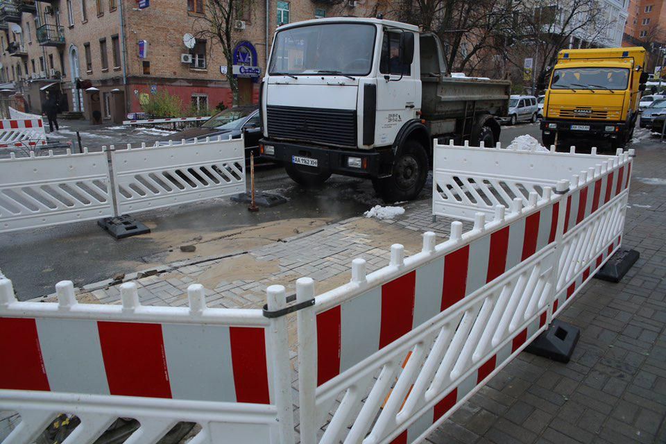 З пошкодженням фахівці планують впоратися протягом доби. Фото: kyivcity.gov.ua