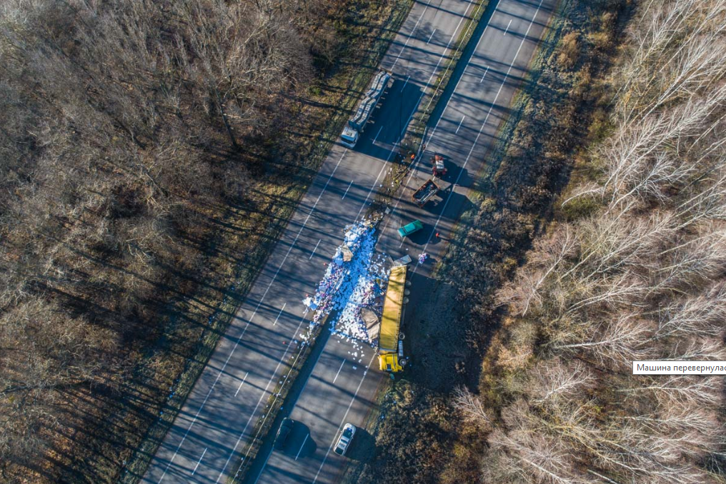 Из-за аварии движение по трассе в сторону Житомира пустили по встречной полосе. Фото: kiev.informator.ua
