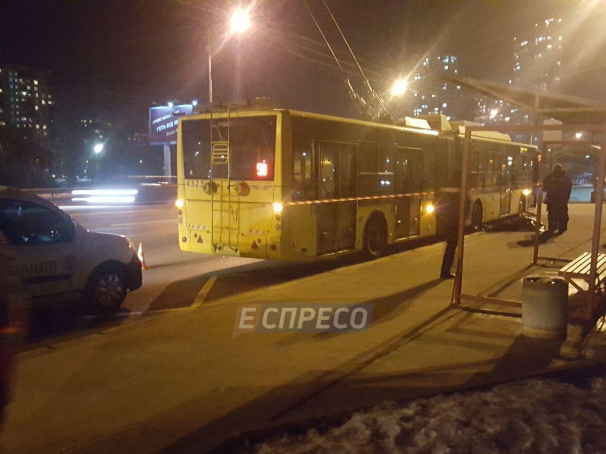 Троллейбус просел во время того, как работник чинил его.