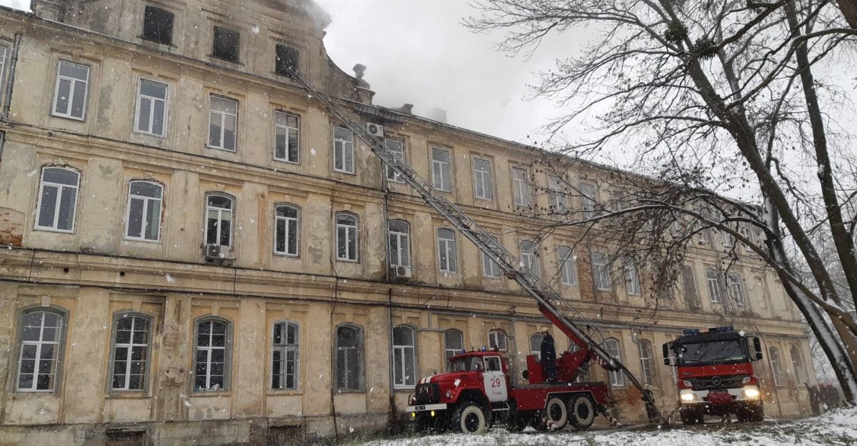 Складність пожежі полягала в щільній задимленості на горищі будівлі.. Фото: ДСНС