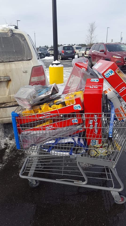 Мужчина пришел в супермаркет Walmart, чтобы оплатить покупки других клиентов магазина.  Фото: facebook.com/julieanngates