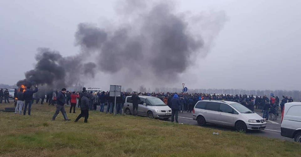 На Волыни жгут шины.