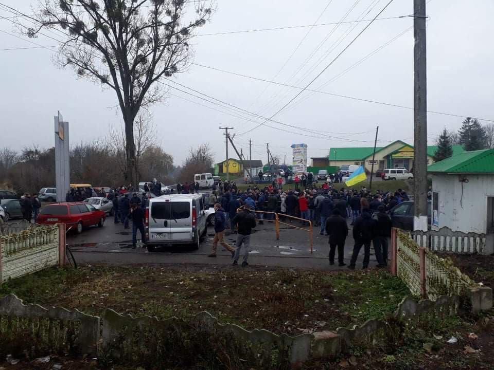 По состоянию на 15:30, на пункте пропуска Угрынив-Долгобычив люди на автомобилях осуществили частичное блокирование въезда на таможню, выезд из стороны Республики Польша не заблокирован. Фото: Igor Zinkevych/Facebook