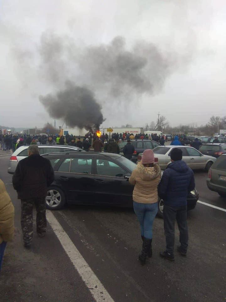 На пункті пропуску Грушів-Будомиж відбувається блокування автодороги. Автомобілі припарковані на проїжджій частині перед воротами в КПП. Автотранспорт пропускають вибірково (автобуси з дітьми пропускають).