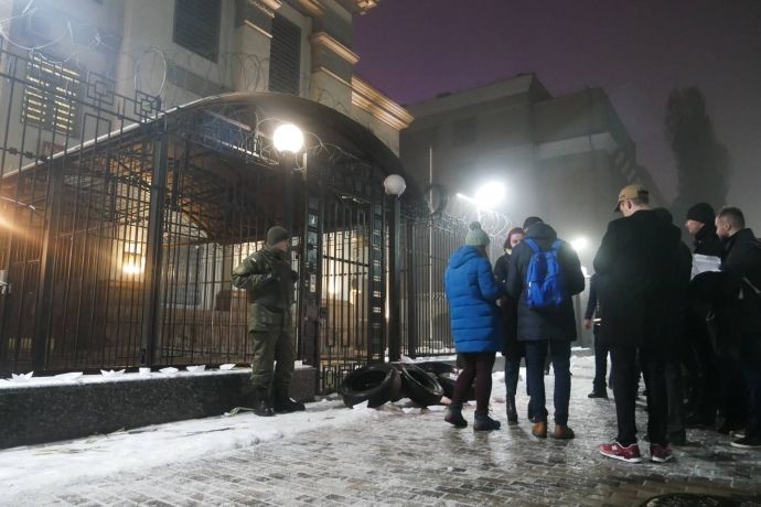Под посольством РФ в Киеве собираются участники акции протеста. Фото: Украинская правда