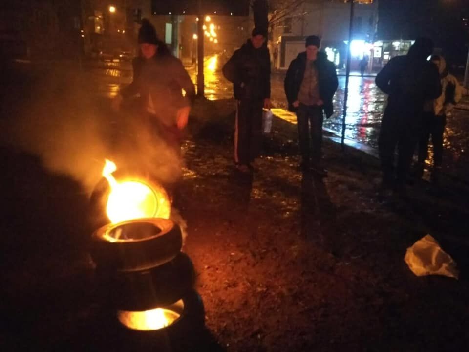 Активісти палять покришки у Львові. Фото: facebook/NCLviv