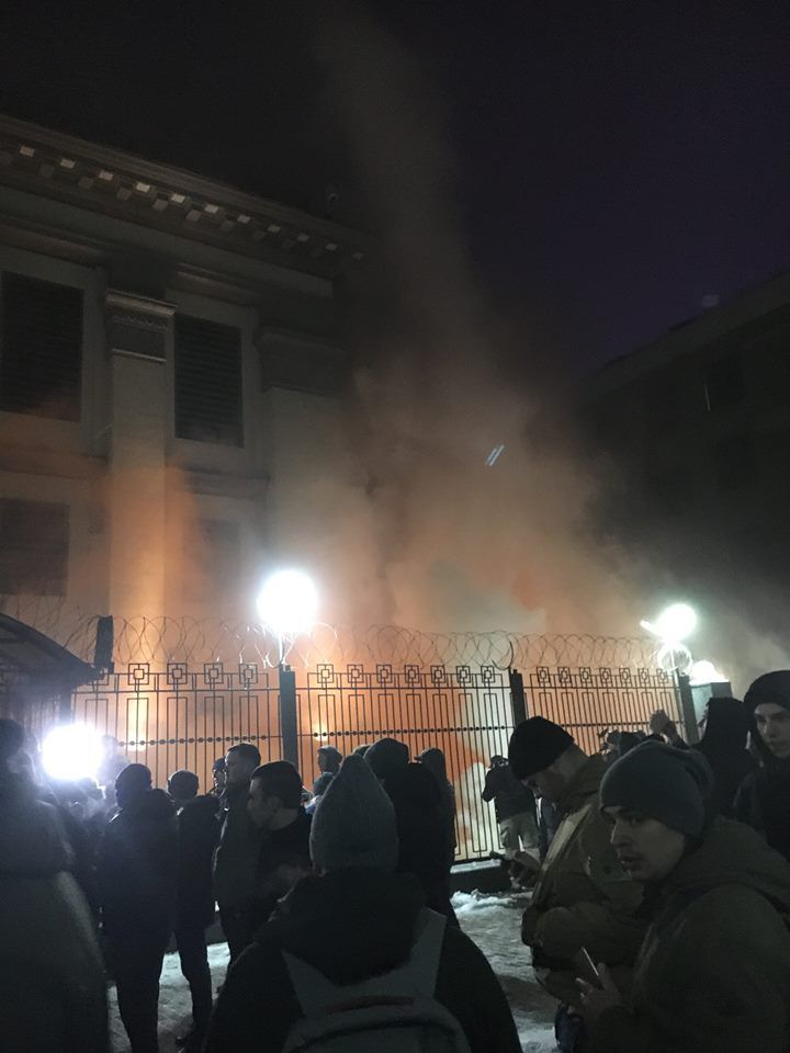 Під посольством РФ проходить акція протесту. Фото: facebook.com/Roman Sinicyn