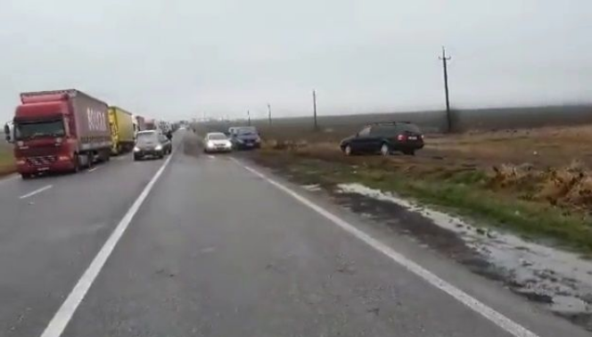 Часть водителей решила объехать фуры по полю.. Фото:autocentre.ua