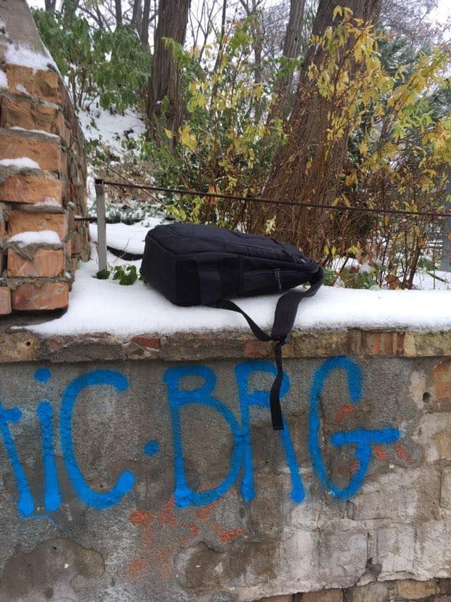 Також вони забули рюкзак.